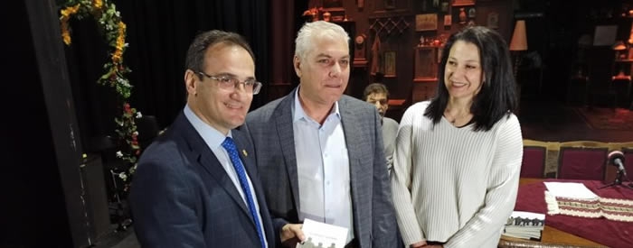 &Alpha;&pi;ό &tau;&eta; &Sigma;.&Tau;ύ&pi;&omicron;&upsilon; &pi;&omicron;&upsilon; &delta;ό&theta;&eta;&kappa;&epsilon; &pi;&alpha;&rho;&omicron;&upsilon;&sigma;ί&alpha; &tau;&omicron;&upsilon; &Delta;&eta;&mu;ά&rho;&chi;&omicron;&upsilon; &Sigma;&epsilon;&rho;&rho;ώ&nu; &kappa;.&Alpha;&lambda;έ&xi;&alpha;&nu;&delta;&rho;&omicron;&upsilon; &Chi;&rho;&upsilon;&sigma;ά&phi;&eta; &epsilon;&nu; ό&psi;&epsilon;&iota; &tau;&eta;&sigmaf; &pi;&rho;&epsilon;&mu;&iota;έ&rho;&alpha;&sigmaf; &tau;&eta;&sigmaf; &kappa;&epsilon;&nu;&tau;&rho;&iota;&kappa;ή&sigmaf; &sigma;&kappa;&eta;&nu;ή&sigmaf; &tau;&omicron;&upsilon; &Delta;.&Pi;&Epsilon;.&Theta;&Epsilon; &Sigma;&epsilon;&rho;&rho;ώ&nu; &mu;&epsilon; &tau;&omicron; έ&rho;&gamma;&omicron; "&Theta;&epsilon;&iota;&omicron;&sigmaf; &Beta;ά&nu;&iota;&alpha;" &tau;&omicron;&upsilon; &Alpha;.&Tau;&sigma;&epsilon;&chi;ώ&phi;