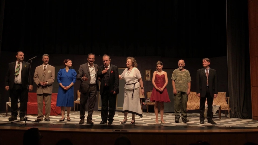 Έ&pi;&epsilon;&sigma;&epsilon; &eta; &alpha;&upsilon;&lambda;&alpha;ί&alpha; &tau;&eta;&sigmaf; &alpha;&pi;&omicron;&lambda;&alpha;&upsilon;&sigma;&tau;&iota;&kappa;ή&sigmaf; &kappa;&omega;&mu;&omega;&delta;ί&alpha;&sigmaf; "&Delta;&epsilon;&lambda;&eta;&sigma;&tau;&alpha;ύ&rho;&omicron;&upsilon; &kappa;&alpha;&iota; &Upsilon;&iota;ό&sigmaf;"