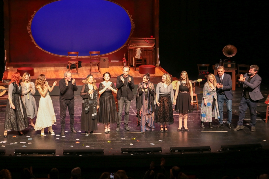 A&pi;ό &tau;&eta;&nu; &pi;&rho;&epsilon;&mu;&iota;έ&rho;&alpha; &tau;&omicron;&upsilon; έ&rho;&gamma;&omicron;&upsilon; "&Mu;&alpha;&rho;ί&kappa;&alpha; &mu;&epsilon; &epsilon;ί&pi;&alpha;&nu;&epsilon; - &Mu;&alpha;&rho;ί&kappa;&alpha; &mu;&epsilon; &beta;&gamma;ά&lambda;&alpha;&nu;&epsilon;"