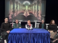 &Sigma;&tau;&iota;&gamma;&mu;&iota;ό&tau;&upsilon;&pi;&alpha; &alpha;&pi;ό &tau;&eta; &Sigma;&upsilon;&nu;έ&nu;&tau;&epsilon;&upsilon;&xi;&eta; &Tau;ύ&pi;&omicron;&upsilon; &epsilon;&nu; ό&psi;&epsilon;&iota; &tau;&eta;&sigmaf; &Pi;&rho;&epsilon;&mu;&iota;έ&rho;&alpha;&sigmaf; &tau;&omicron;&upsilon; έ&rho;&gamma;&omicron;&upsilon; "&Tau;&omicron; &Chi;&epsilon;&iota;&mu;&omega;&nu;&iota;ά&tau;&iota;&kappa;&omicron; &Pi;&alpha;&rho;&alpha;&mu;ύ&theta;&iota;" &tau;&omicron;&upsilon; &Omicron;&upsilon;ί&lambda;&lambda;&iota;&alpha;&mu; &Sigma;&alpha;ί&xi;&pi;&eta;&rho;